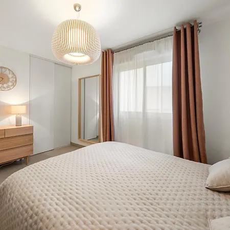 Beautiful Center Terrace Parking *