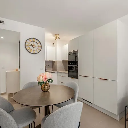 Beautiful Center Terrace Parking *