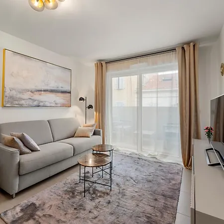 Beautiful Center Terrace Parking Apartment