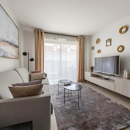 Beautiful Center Terrace Parking *