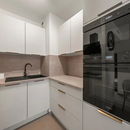 Beautiful Center Terrace Parking Apartment