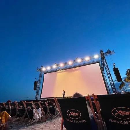 Beautiful Center Terrace Parking *