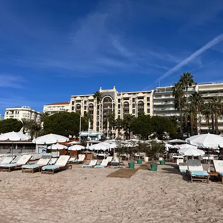 Beautiful Center Terrace Parking 칸느