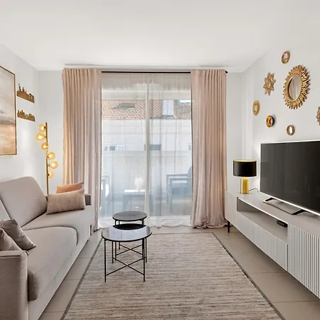 Beautiful Center Terrace Parking Apartment *