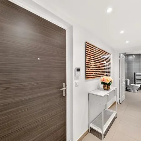 Beautiful Center Terrace Parking *