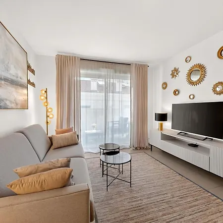 Beautiful Center Terrace Parking Apartment