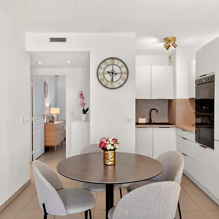 Beautiful Center Terrace Parking Apartment