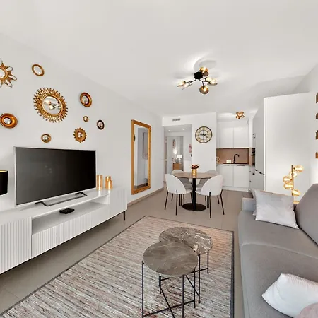 Beautiful Center Terrace Parking Apartment