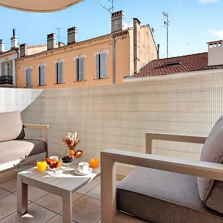 Beautiful Center Terrace Parking Apartment