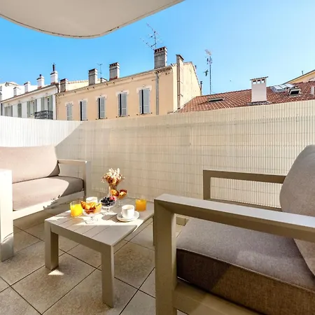 Beautiful Center Terrace Parking Apartment